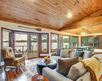 Short Drive to Itasca State Park - Waterfront Home - Park Rapids - Living room