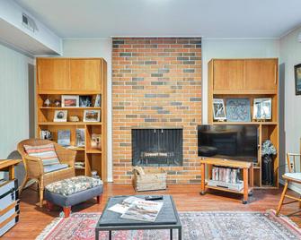 Cozy Portland Vacation Rental about 6 Mi to Downtown! - ポートランド - リビングルーム