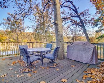 Lakefront Eucha Escape w/ Views & Boat Slip! - Eucha - Balcón