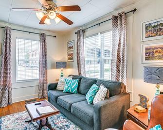 Charming Abode about 2 Mi to Mississippi State Campus! - Starkville - Living room