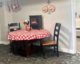 The Checkered Daisy Cottage: Colorful and Fun - Price - Dining room