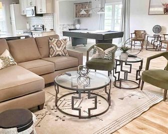 Charming Family Retreat Near Parks Fire - Decatur - Lounge