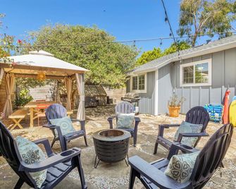 Pet Friendly Pleasure Point Home - Santa Cruz - Patio