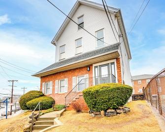 Centrally Located & Pet Friendly: Yonkers Studio! - Yonkers - Building