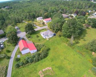 Beautiful Home on Sunny Acreage - Lunenburg - Building