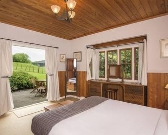 Vineyard Cottages - Waimauku - Bedroom