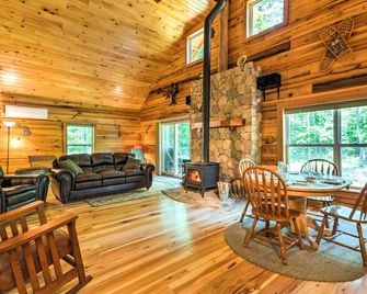 Lyndhurst Cabin on Farm with Pond and Stocked Stream! - Lyndhurst - Dining room