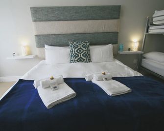 Fly Me To The Moon Guesthouse - Mossel Bay - Habitación