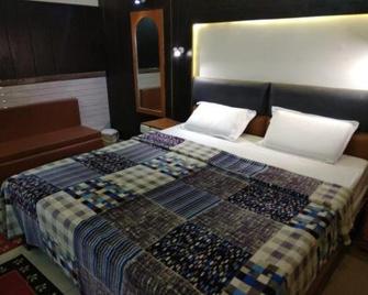 Aryan's Taj Resort - Agra - Bedroom