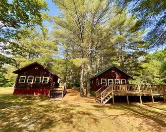 Bear's Den 1 Bed/1 Bath Charming Rustic Log Cabin - Medway - Edificio