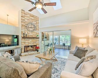 Walk to Lake Stunning Central Florida Home! - Lake Mary - Living room