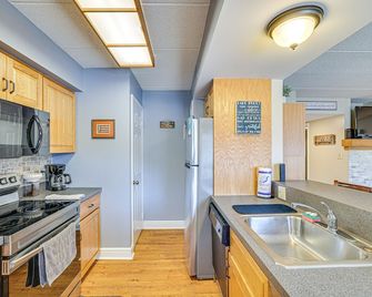 Big Boulder Water Views! Condo in Lake Harmony - Lake Harmony - Kitchen