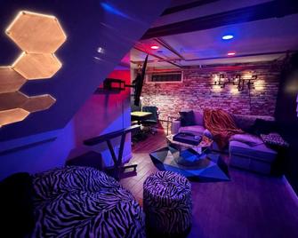 Centrally located steampunk apartment in Cap Hill with theater, gaming & more! - Denver - Lounge