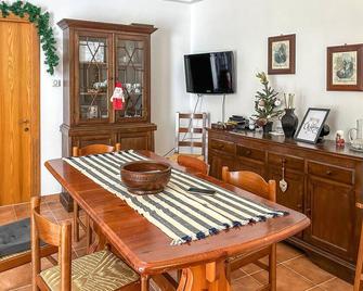 4 Bedroom Pet Friendly Home In Cugnoli - Cugnoli - Comedor