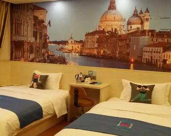 Pai Hotel Suining Nanmen Coach Station - Suining - Bedroom