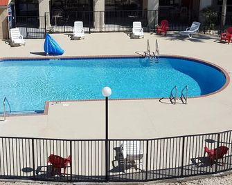 Tricove Inn & Suites - Jacksonville - Pool