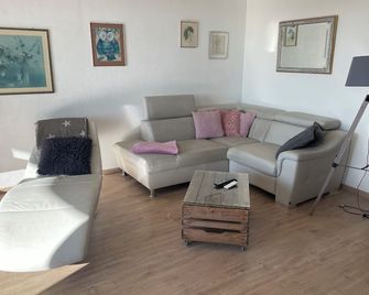 With swimming pool and view of Lake Sorpe - Sundern - Wohnzimmer