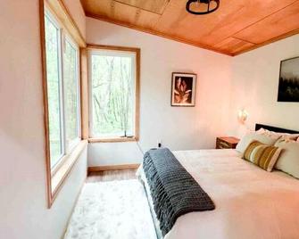 Spectacular Luxurious Tree House with Jacuzzi and Fire Pit in Texas - Groesbeck - Bedroom