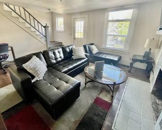 2BR/1.5BA - AC- Private upper unit of a duplex house. Few steps to Light Rail - Seattle - Living room