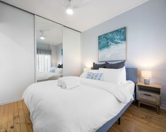 Brighton Breeze Retreat - 1BR, parking, Wifi - Brighton - Bedroom