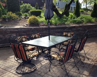 15B Great Location! Walk to Beach/Pier in 5 min-Cottage Sleeps 6;12 w/front unit - Old Orchard Beach - Patio