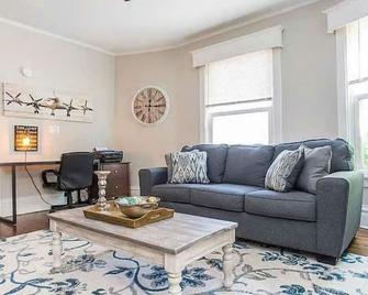 Perfectly Equipped for Large Families - Libertyville - Living room