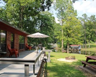 Hawthorne Fish & Fun Lakehouse Game room, wet bar, fire ring, and floating dock. - Hemphill - Patio