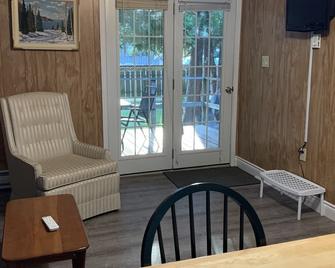 2 Bedroom cottage in the Heart of Sauble Beach - Sauble Beach - Вітальня