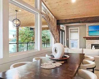 The Wolfs Den - Bancroft - Dining room