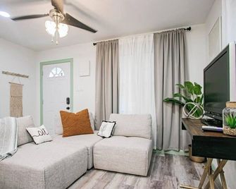 Charming 2-Bedroom Casita With Ac And Wifi In Pharr - Pharr - Living room