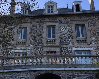 Large independent house for seasonal rental: 16 people - Allanche - Bâtiment
