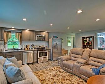 The Overlook Home: Water Views, Hiking & Boating - Brodheadsville - Sala de estar