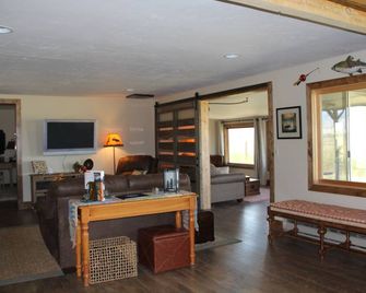 Relaxation, Wildlife, and the Madison River! - Ennis - Living room