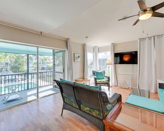 Sunny Marco Island Gem with Shared Pool and Dock! - Marco Island - Wohnzimmer