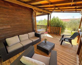 Gîte with trees, Via Ardèche access, swimming pool, large covered terrace, - Ruoms - Balcony