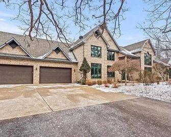 10,000 Sq. Ft. Home on 15 hunting acres with an in-door pool and sauna - Burlington - Budova
