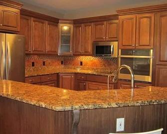 Country Home on 3 acres yet close to city life - Dallas - Kitchen