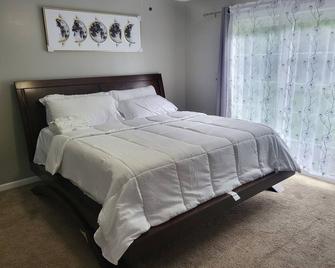 Charming 3bed 2bath retreat - Warner Robins - Bedroom