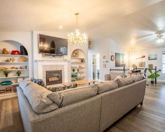Duke's Hawaiian Surf Haven - Pleasant Grove - Living room