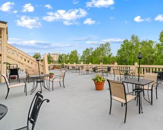 Clarion Hotel & Suites Fairbanks near Ft. Wainwright - Fairbanks - Balkon