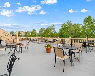 Clarion Hotel & Suites Fairbanks near Ft. Wainwright - פיירבנקס - מרפסת