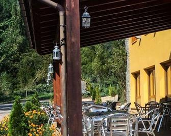 Fonda Farre - Baro - Patio