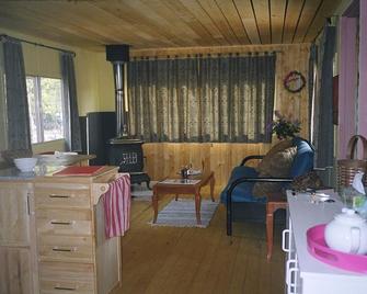 Triple B Bed n Breakfast - Whitehorse - Living room