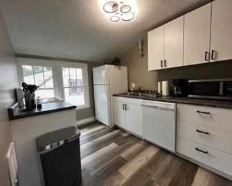 Cozy Cathedral View- Upper - Sioux Falls - Kitchen