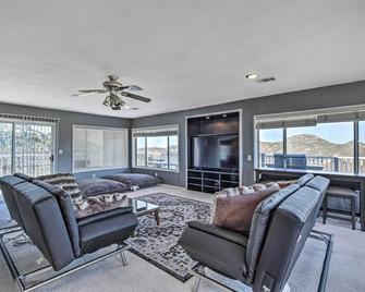 Escondido Hilltop Home with Deck and Views! - Escondido - Living room