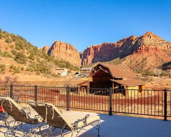 Zion Edge Retreat, new building with hot tub. - Hildale - Balcón