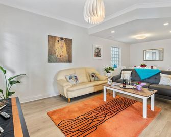 Cadell Street Apartments Goolwa - Goolwa - Living room