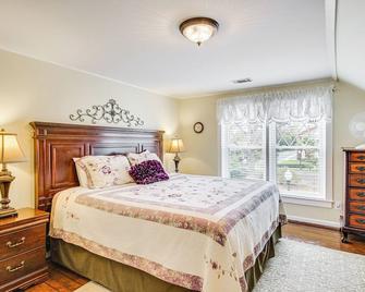Aiken Apt with Garden-View Balcony Half-Mi to Dtwn! - Aiken - Bedroom