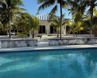 Charming Spectacular Secluded Cottage, Large pool, Tennis, Private Community - Whitby - Pool