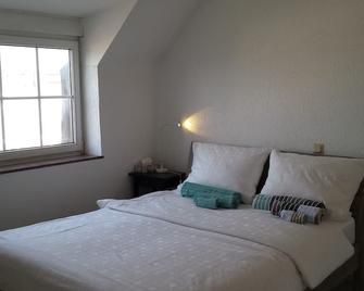 Fully Furnished With Underground Parking 18 Minutes To The Frankfurt Trade Fair - Bad Vilbel - Schlafzimmer